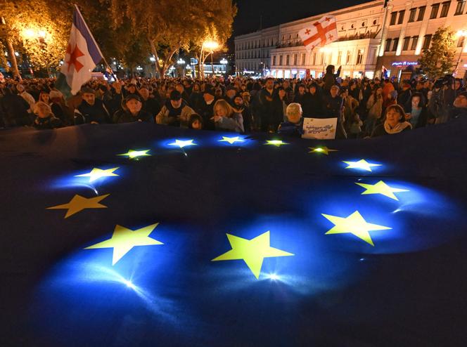 Um comício pró-europeu antes das eleições legislativas na Geórgia, em Tbilisi, em 20 de outubro de 2024. 