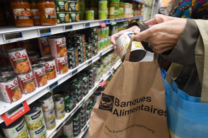 Un client sélectionne des produits destinés aux banques alimentaires, à Lormont (Gironde), le 25 novembre 2022.