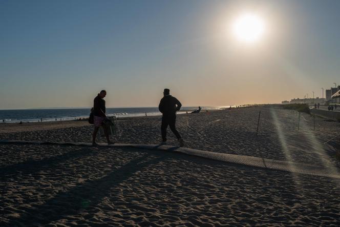 O sol e seus raios aquecem uma praia de Nova York, em outubro de 2024. 