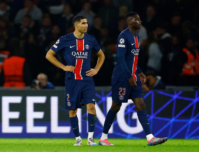 Achraf Hakimi e Randal Kolo Muani após empate do PSG contra o PSV Eindhoven no Parc des Princes, 22 de outubro de 2024.