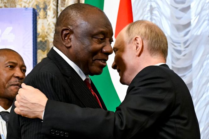 Presidentes Cyril Ramaphosa e Vladimir Putin durante a cúpula do BRICS em Kazan, Rússia, 22 de outubro de 2024.