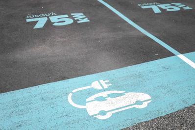 Marquage d’une station de recharge de voitures électriques à Toulouse, le 17 juillet 2023. 