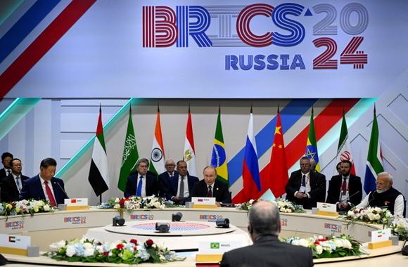 Le président chinois, Xi Jinping, le président russe, Vladimir Poutine, et le premier ministre indien, Narendra Modi, assistent à la réunion au format étroit du sommet des BRICS à Kazan, le 23 octobre 2024.