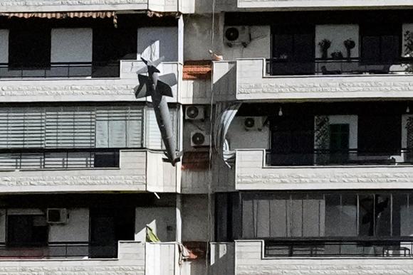 Un missile lancé par un avion israélien frappe un immeuble à Ghobeiry, dans la banlieue sud de Beyrouth, le 22 octobre 2024.