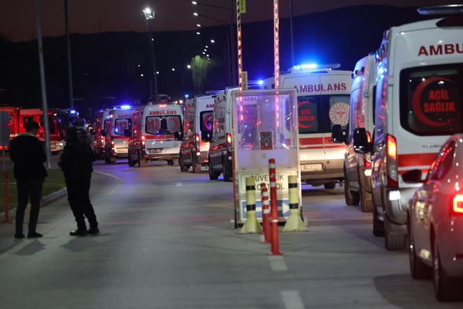 Des ambulances attendent près du site de Turkish Aerospace Industries où a été perpétré un attentat, à 40 kilomètres d’Ankara, le 23 octobre 2024.