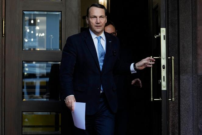 Minister spraw zagranicznych Polski Radek Sikorski przed Ministerstwem Spraw Zagranicznych w Warszawie, 22 października 2024 r.