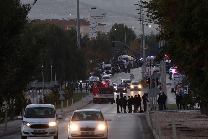 Policiais protegem a estrada que leva à sede da empresa Tusas após o ataque terrorista que deixou cinco mortos, em Kahramankazan, norte de Ancara, em 23 de outubro de 2024. 