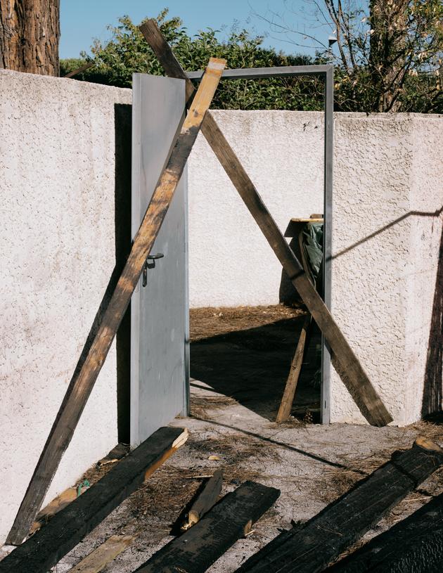 L'ancienne pergola de la synagogue Beth Yaacov, brûlée lors de l'incendie criminel du 24 août, à La Grande-Motte (Hérault), le 22 octobre 2024.