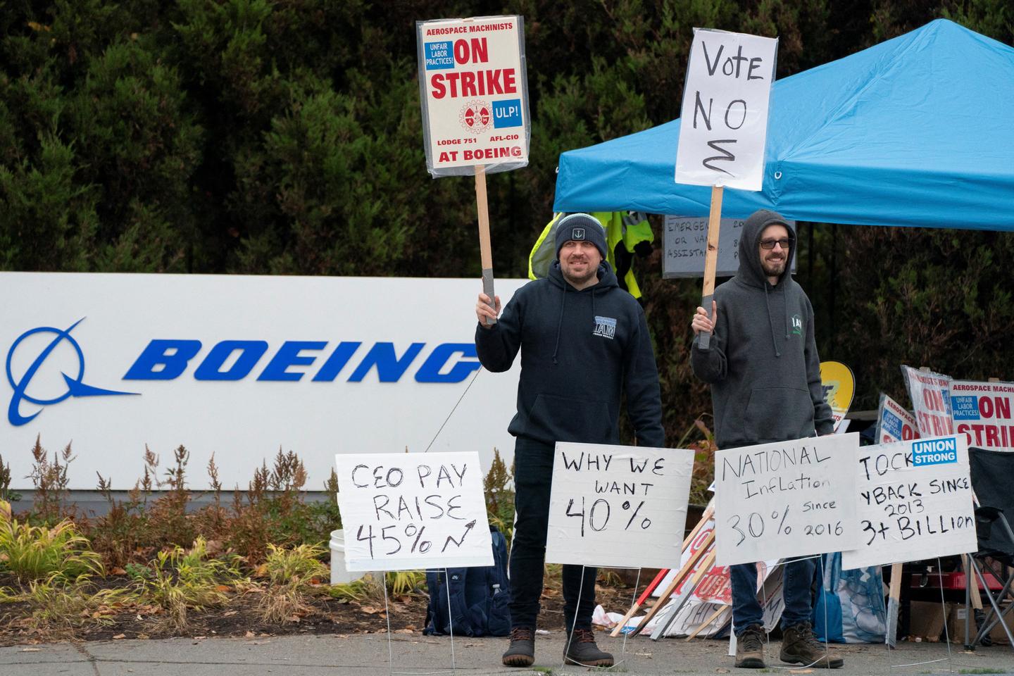 Boeing workers reject contract, extend strike