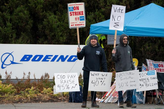 Les travailleurs de Boeing du district 751 de l'Association internationale des machinistes et des travailleurs de l'aérospatiale se rassemblent sur une ligne de piquetage près de l'entrée d'une usine de production de Boeing le jour d'un vote sur une nouvelle proposition de contrat lors d'une grève en cours à Renton, Washington, le 23 octobre. 2024. 