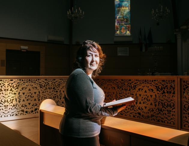 Sabine Atlan, présidente de l’Association cultuelle israélite de La Grande-Motte, dans la salle de prière de la synagogue Beth Yaacov, le 22 octobre 2024.
