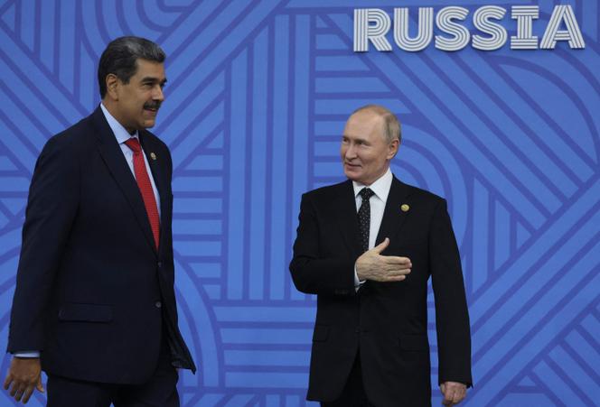 O presidente russo, Vladimir Putin, e o presidente venezuelano, Nicolás Maduro, durante uma cerimônia oficial de boas-vindas aos chefes de delegação na cúpula do BRICS em Kazan, Rússia, em 23 de outubro de 2024.