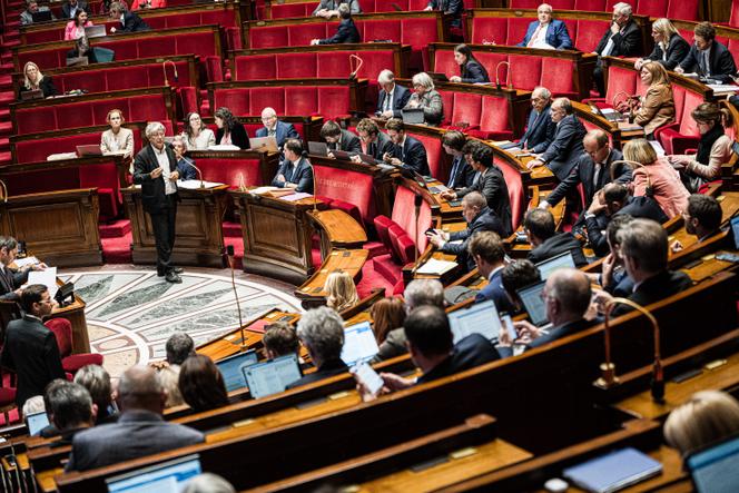 O presidente da comissão de finanças, Eric Coquerel, discursa na Assembleia Nacional durante debates sobre a lei financeira de 2025, em Paris, 23 de outubro de 2024.