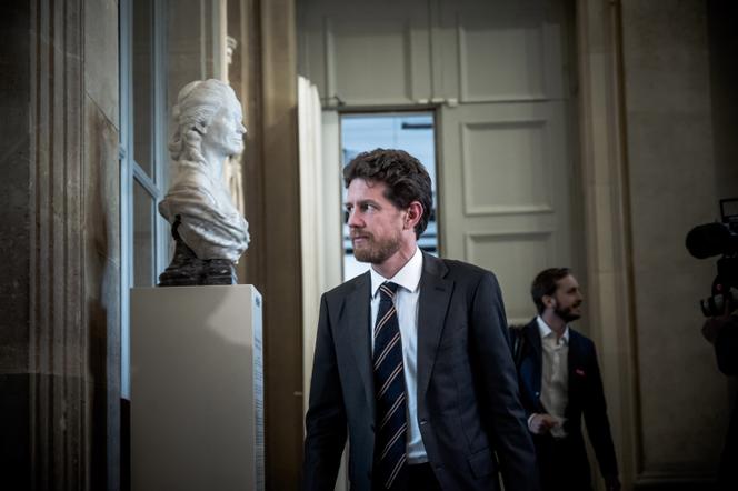 O deputado ambientalista de Isère, Jérémie Iordanoff, na sala Quatre-Colonnes da Assembleia Nacional, 2 de outubro de 2024