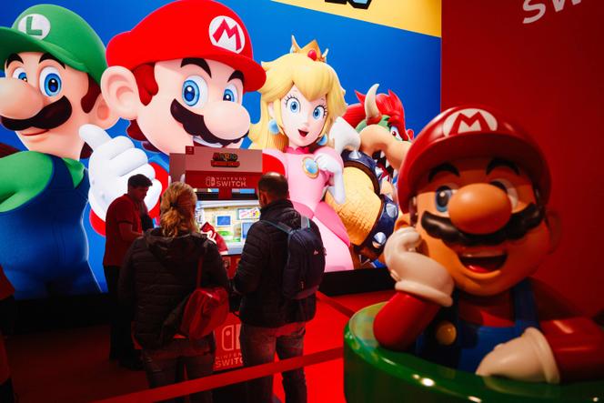 Des visiteurs jouent au jeu vidéo « Rivals » lors d’une avant-première réservée à la presse du salon Paris Games Week, à Paris, le 22 octobre 2024.