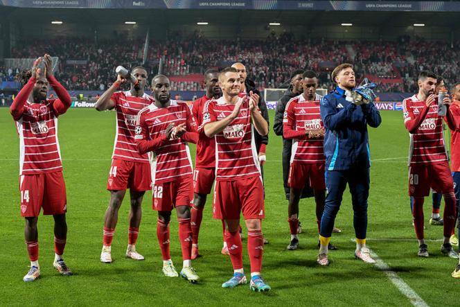Os jogadores do Brest cumprimentam seus torcedores presentes no estádio Roudourou durante a partida contra o Bayer Leverkusen, em 23 de outubro de 2024.