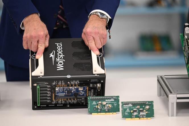 Na sede da fabricante de semicondutores Wolfspeed, durante visita do presidente dos EUA, Joe Biden, a Durham, Carolina do Norte, Estados Unidos, 28 de março de 2023.
