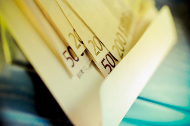 Des billets de banque dans une enveloppe.
