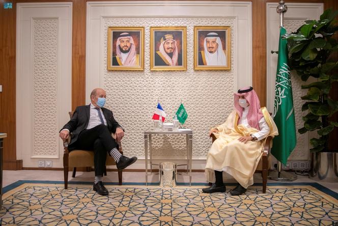 Jean-Yves  Le Drian, alors ministre des affaires étrangères, et son homologue saoudien, le prince Fayçal Ben Farhan Al Saoud, à Riyad,  le 3 octobre 2021.