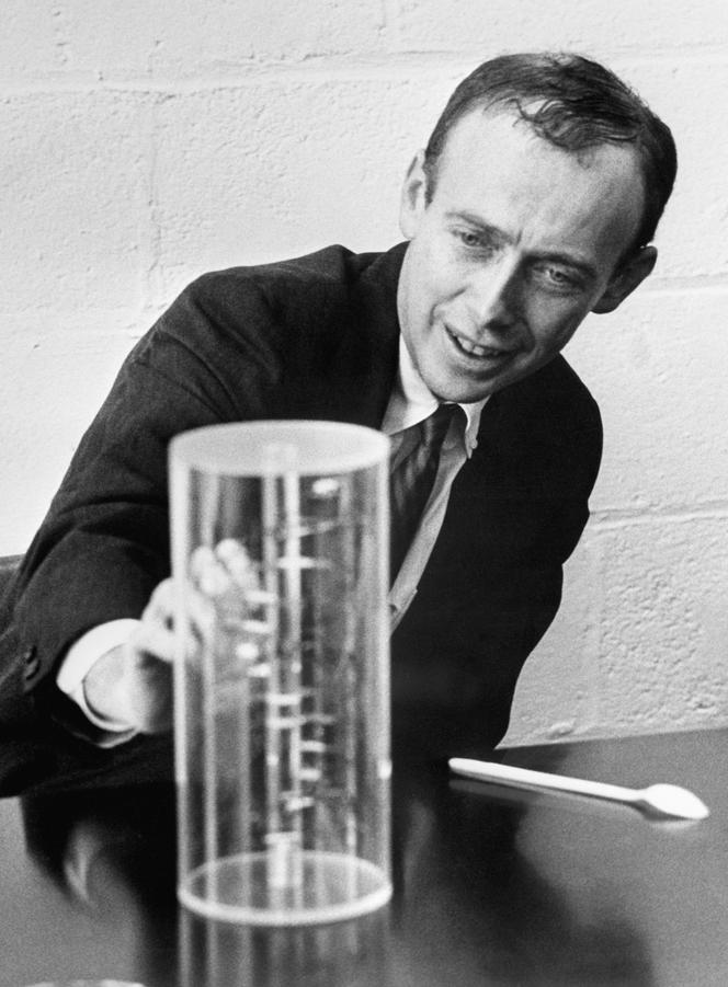 James Watson, professeur de biologie à Harvard, présente un modèle d’ADN dans son laboratoire, le 18 octobre 1962.