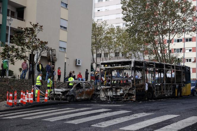 Foto tirada no dia 24 de outubro após terceira noite de violência na cidade de Loures (Portugal), em reação à morte de um homem negro, morto a tiros por um policial na noite de 20 para 21 de outubro de 2024.