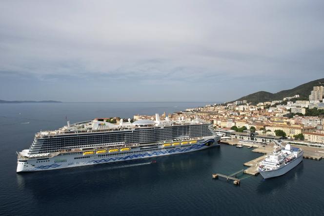 Les navires de croisière « AIDAcosma », et « Aegean Odyssey », amarrés dans le port d’Ajaccio, le 15 juin 2022.