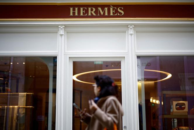 Une femme passe devant un magasin Hermes à Nantes, en France, le 17 octobre 2024.