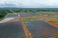 Une installation photovoltaïque en banlieue de Libreville (Gabon), le 19 octobre 2024.