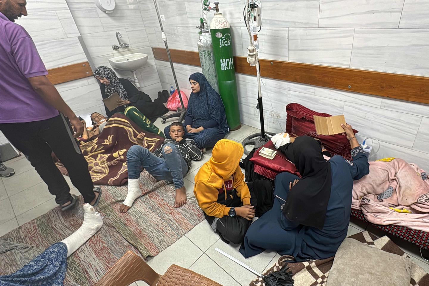 Gaza ministry says Israeli forces detain hundreds at hospital
