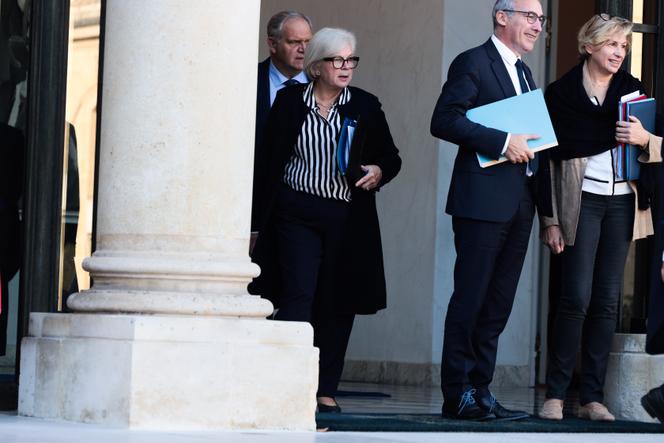 A Ministra da Parceria com os Territórios, Catherine Vautrin (centro), no Eliseu, em Paris, 23 de outubro de 2024.