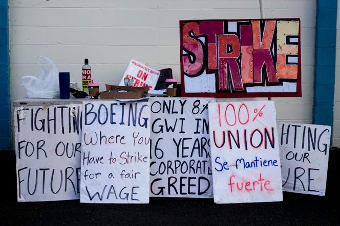 Funcionário da Boeing assina em frente aos escritórios do sindicato dos maquinistas em Renton, Washington, 23 de outubro de 2024.