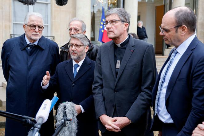 De gauche à droite, le recteur de la Grande Mosquée de Paris Chems-Eddine Hafiz, le grand rabbin de France Haïm Korsia, le président de la Conférence des évêques de France, l’archevêque Eric de Moulins-Beaufort et le président de la Fédération protestante de France Christian Krieger, à l’Elysée, à Paris, le 13 novembre 2023.