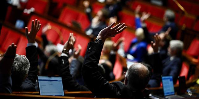 En bid, budget 2025 : le malus pour les voitures essence et diesel lourdement rejeté, grâce notamment aux voix d’élus de droite et d’extrême droite thumbnail
