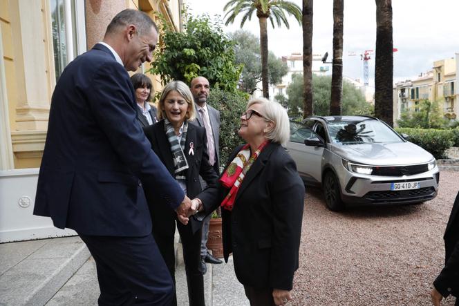 Catherine Vautrin, ministre du partenariat avec les territoires et de la décentralisation, est accueillie par la présidente de l’Assemblée de Corse, Marie-Antoinette Maupertuis et le président du conseil exécutif, Gilles Simeoni, à la Collectivité de Corse, à Ajaccio, le 25 octobre 2024.