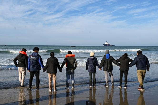 Des migrants attendent sur une place de la Manche de pouvoir embarquer à bord d’un navire pour rejoindre les côtes anglaises, le 25 octobre 2024.