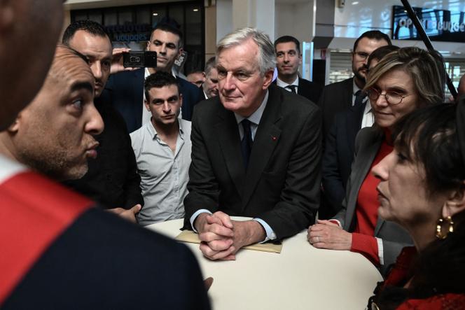 O primeiro-ministro Michel Barnier encontra-se com as vítimas das enchentes em Givors (metrópole de Lyon), 25 de outubro de 2024. 