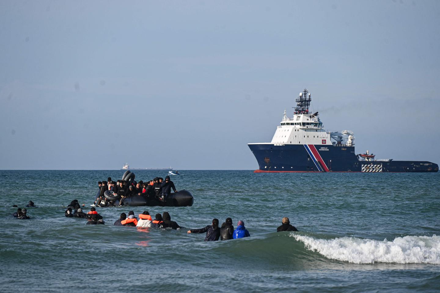 UK to sanction Channel people-smugglers in migration crackdown