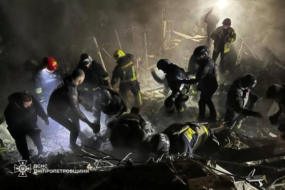 Des secouristes inspectent les décombres d’un immeuble détruit par des missiles russes, à Dnipro, dans la nuit de samedi, sur cette image fournie par le service d’urgence de l’Etat ukrainien.