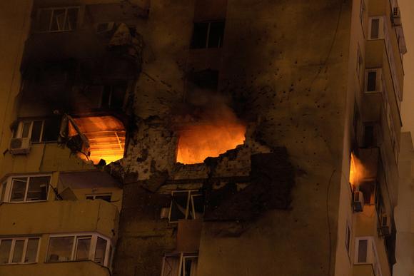 Au 20e étage d’un immeuble résidentiel touché par un drone russe, vendredi 25 octobre 2024 au soir, à Kiev.