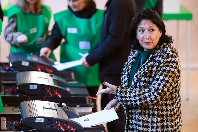 O Presidente georgiano, Salomé Zourabichvili, aqui votando no sábado, 26 de outubro de 2024, em Tbilisi, denunciou no domingo uma “falsificação total” das eleições legislativas.