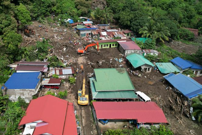 Des sauveteurs recherchent des corps après qu’un glissement de terrain déclenché par la tempête tropicale Trami a frappé des maisons à Talisay, dans la province de Batangas, aux Philippines, le samedi 26 octobre 2024. 