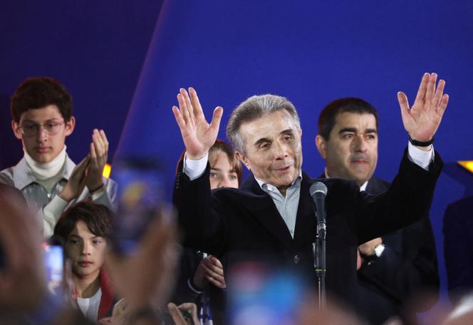O bilionário pró-Rússia Bidzina Ivanishvili fala da sede do partido governante Georgian Dream, que ele fundou, para reivindicar vitória nas eleições parlamentares com base em pesquisas de boca de urna, em Tbilisi, sábado, 26 de outubro de 2024.