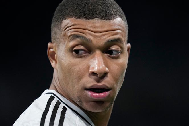Kylian Mbappé durante partida de futebol entre seu clube, o Real Madrid, e o FC Barcelona, no estádio Santiago Bernabeu, em Madrid, sábado, 26 de outubro de 2024.
