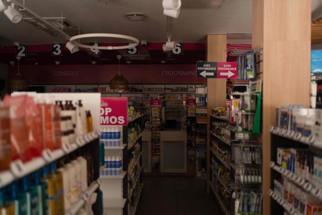 Une pharmacie partiellement rouverte au Moule, en Guadeloupe, le 26 octobre 2024, à la suite d’une panne générale d’électricité sur l’île. 