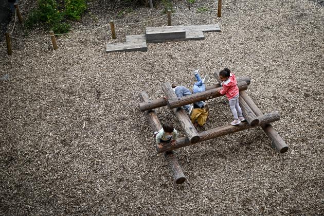 Dans la cour du groupe scolaire Frida-Kahlo, élèves de maternelle et d’élémentaire se côtoient. A Bruges (Gironde), le 20 septembre 2024.
