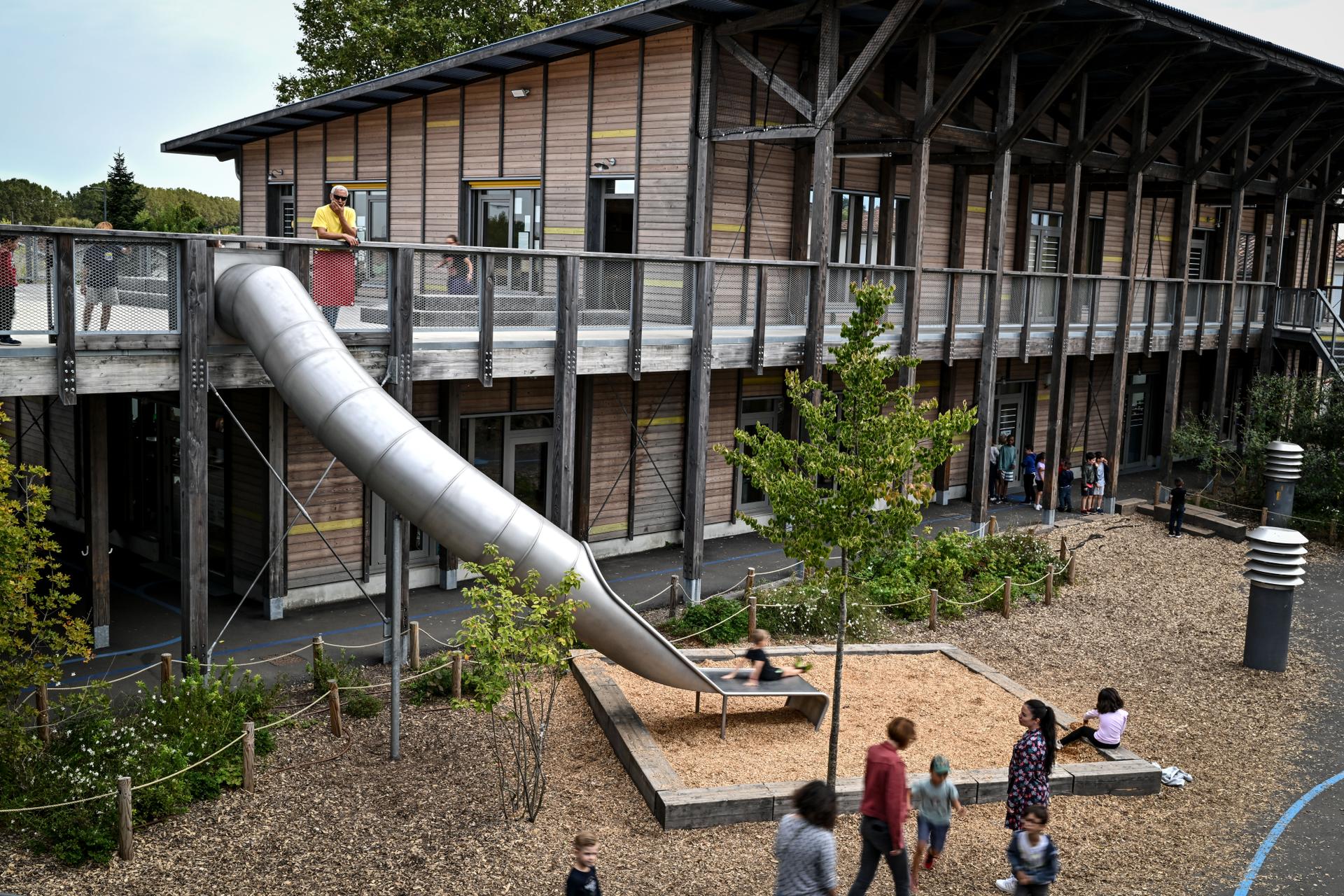Un toboggan relie la terrasse du premier étage à la cour du groupe scolaire Frida-Kahlo. A Bruges (Gironde), le 20 septembre 2024.