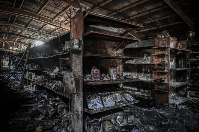 Dentro de uma loja do Carrefour Market incendiada durante tumultos ligados ao aumento de preços, em François (Martinica), 17 de outubro de 2024.