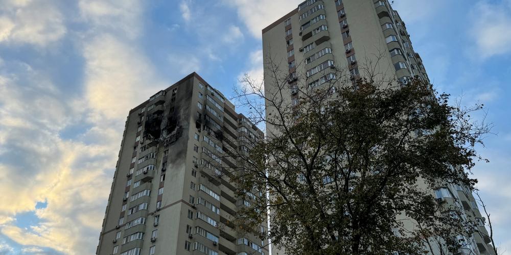 Un immeuble qui a été touché par un drone russe, à Kiev, samedi 26 octobre 2024.