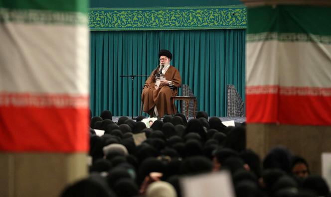 O líder supremo iraniano, aiatolá Ali Khamenei, durante uma reunião em Teerã, Irã, em 27 de outubro de 2024. 
