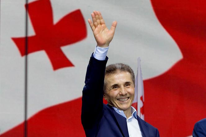 O bilionário Bidzina Ivanishvil, líder do partido Georgian Dream que ele criou, cumprimenta apoiadores durante um comício em Tbilisi, Geórgia, em 29 de abril de 2024.